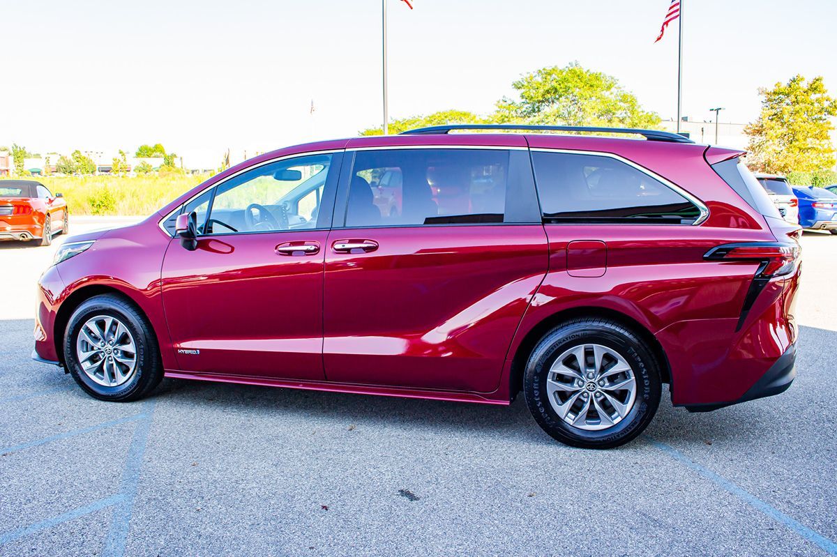 2021 Toyota Sienna XLE photo 6