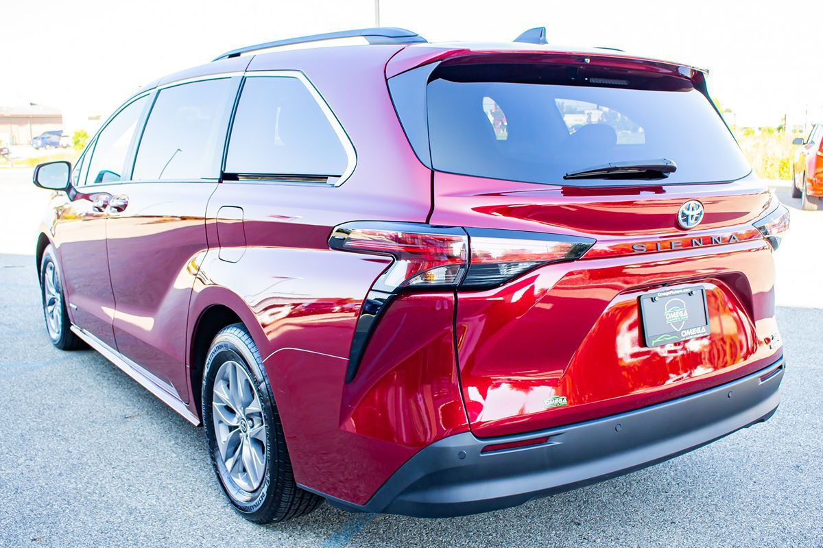 2021 Toyota Sienna XLE photo 7
