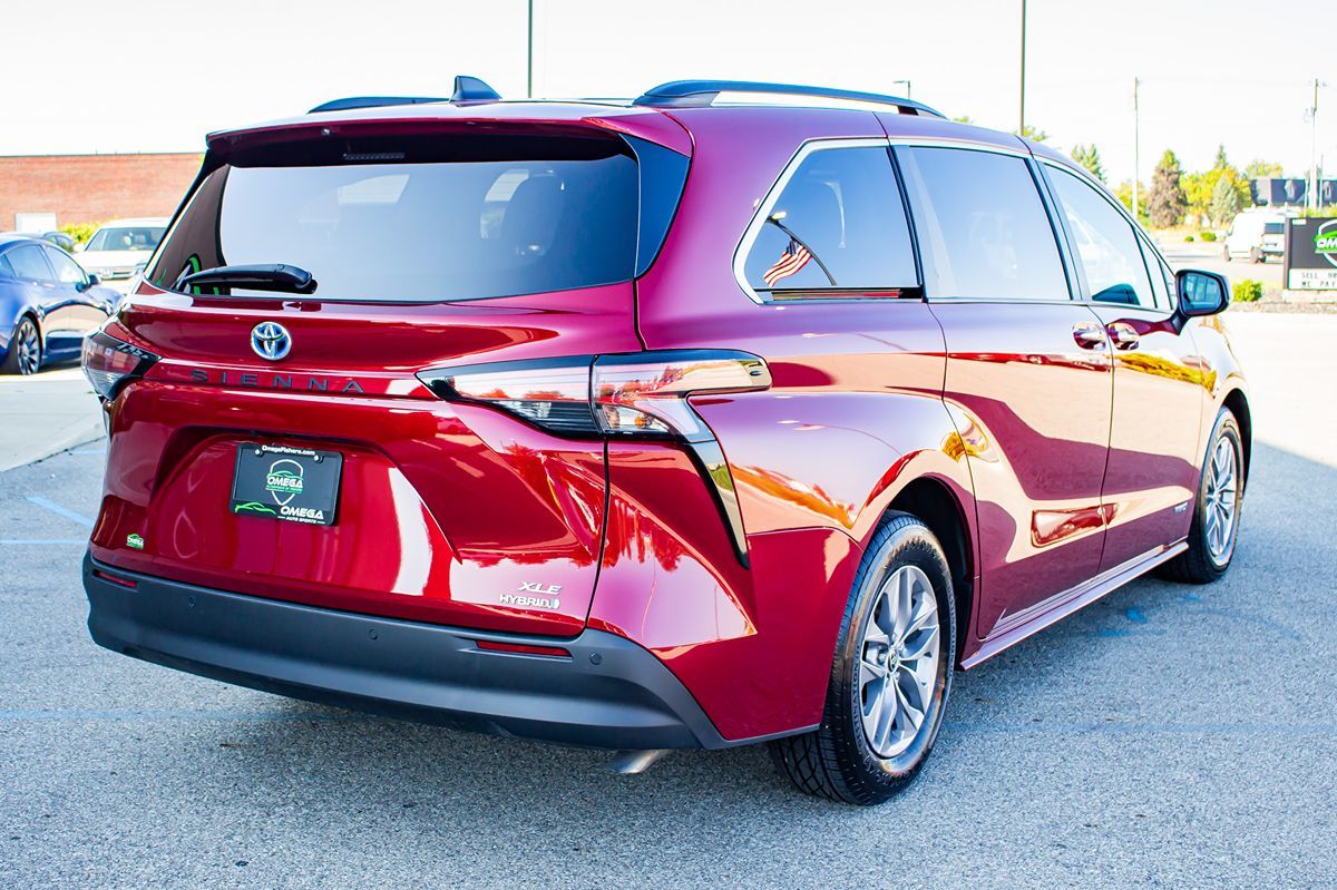 2021 Toyota Sienna XLE photo 9