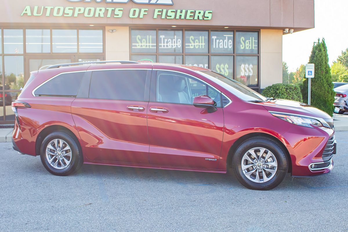 2021 Toyota Sienna XLE photo 12