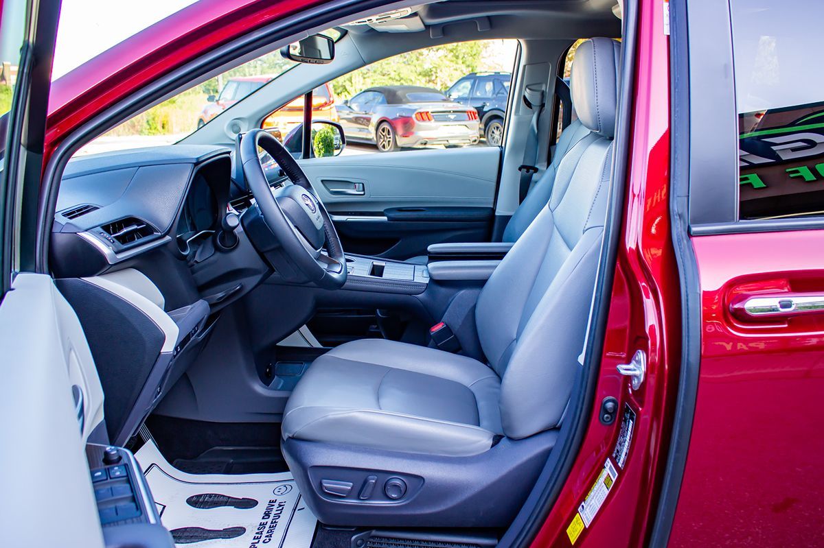 2021 Toyota Sienna XLE photo 13