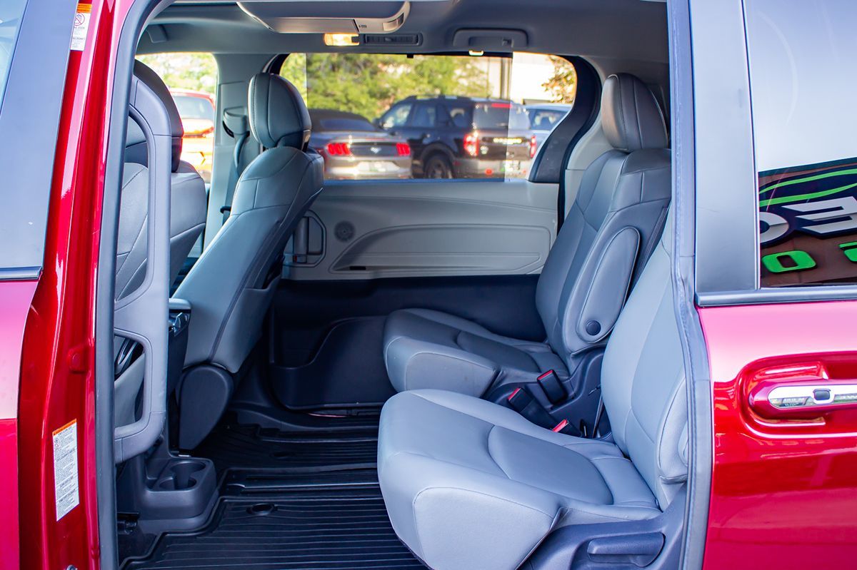 2021 Toyota Sienna XLE photo 16