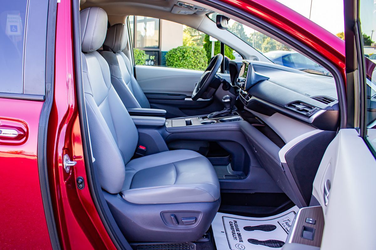 2021 Toyota Sienna XLE photo 21