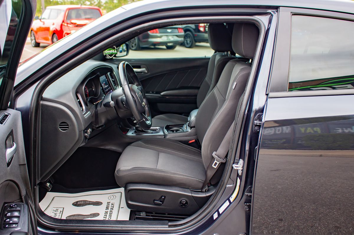 2018 Dodge Charger SXT Plus photo 12