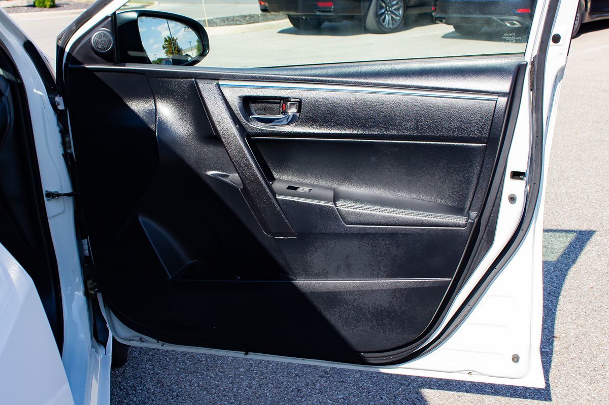 2015 Toyota Corolla S photo 18
