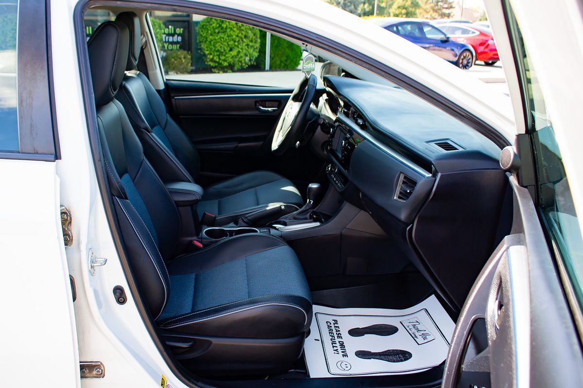 2015 Toyota Corolla S photo 17