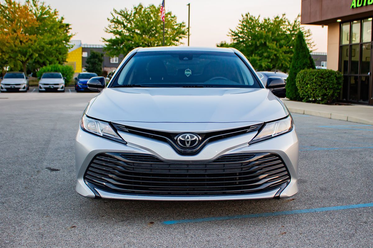 2018 Toyota Camry SE XLE photo 2