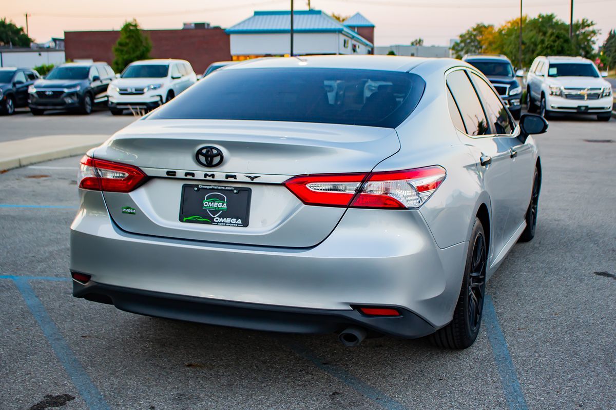 2018 Toyota Camry SE XLE photo 9