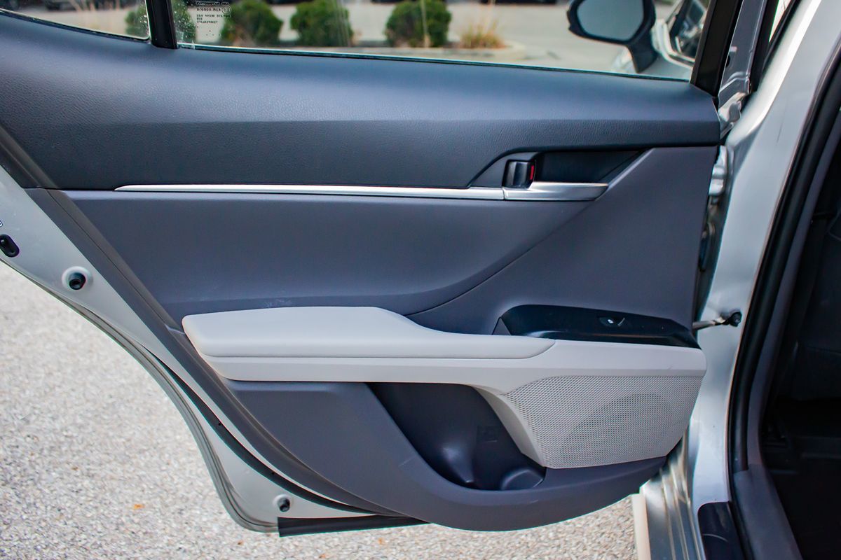 2018 Toyota Camry SE XLE photo 16
