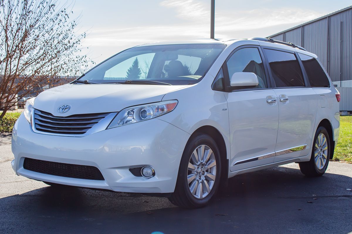 2017 Toyota Sienna XLE photo 3