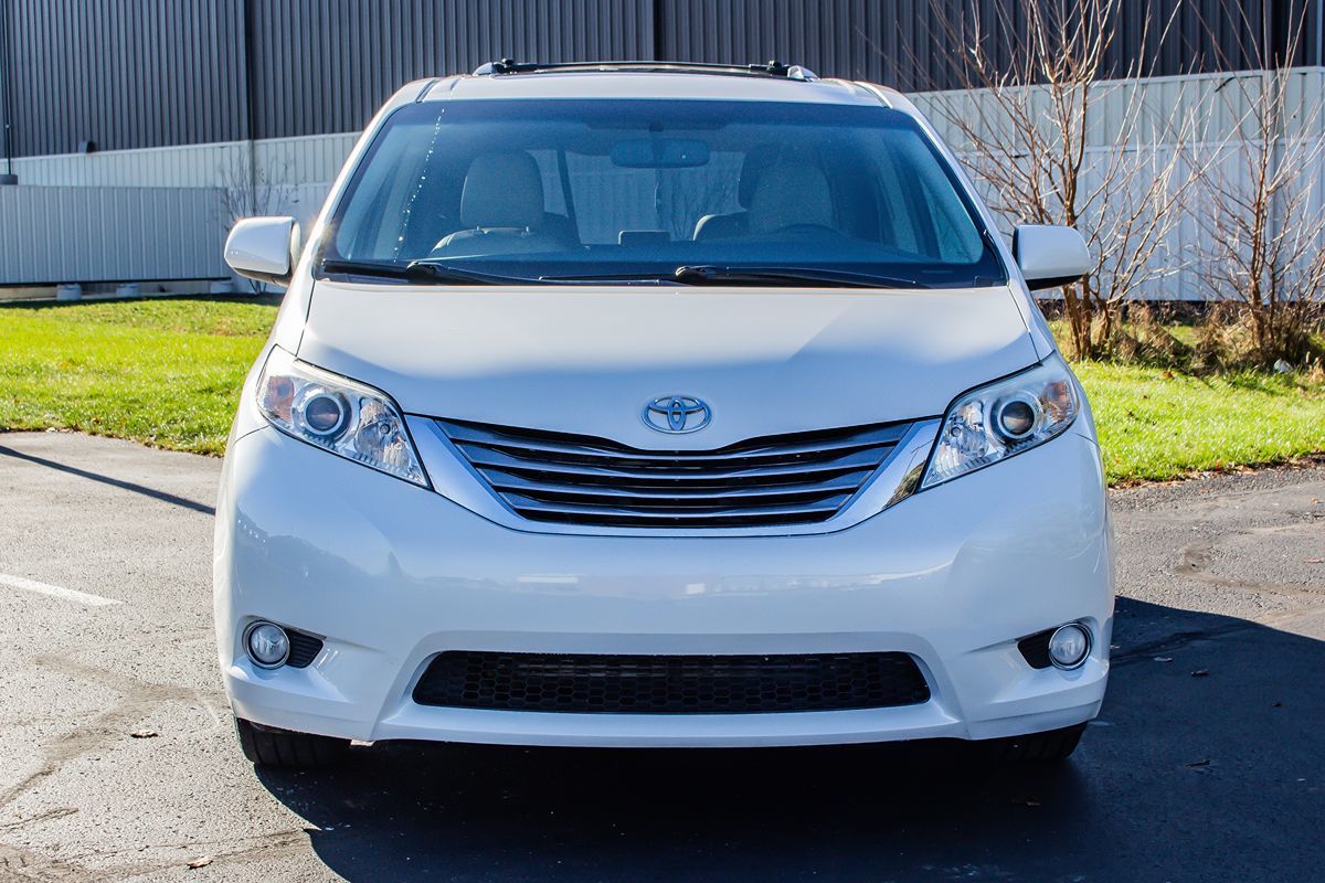 2017 Toyota Sienna XLE photo 2