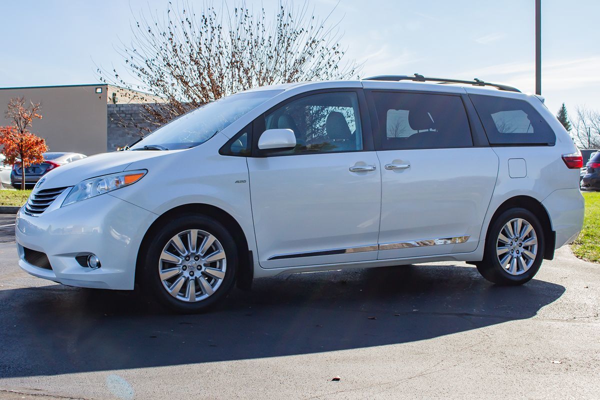 2017 Toyota Sienna XLE photo 4