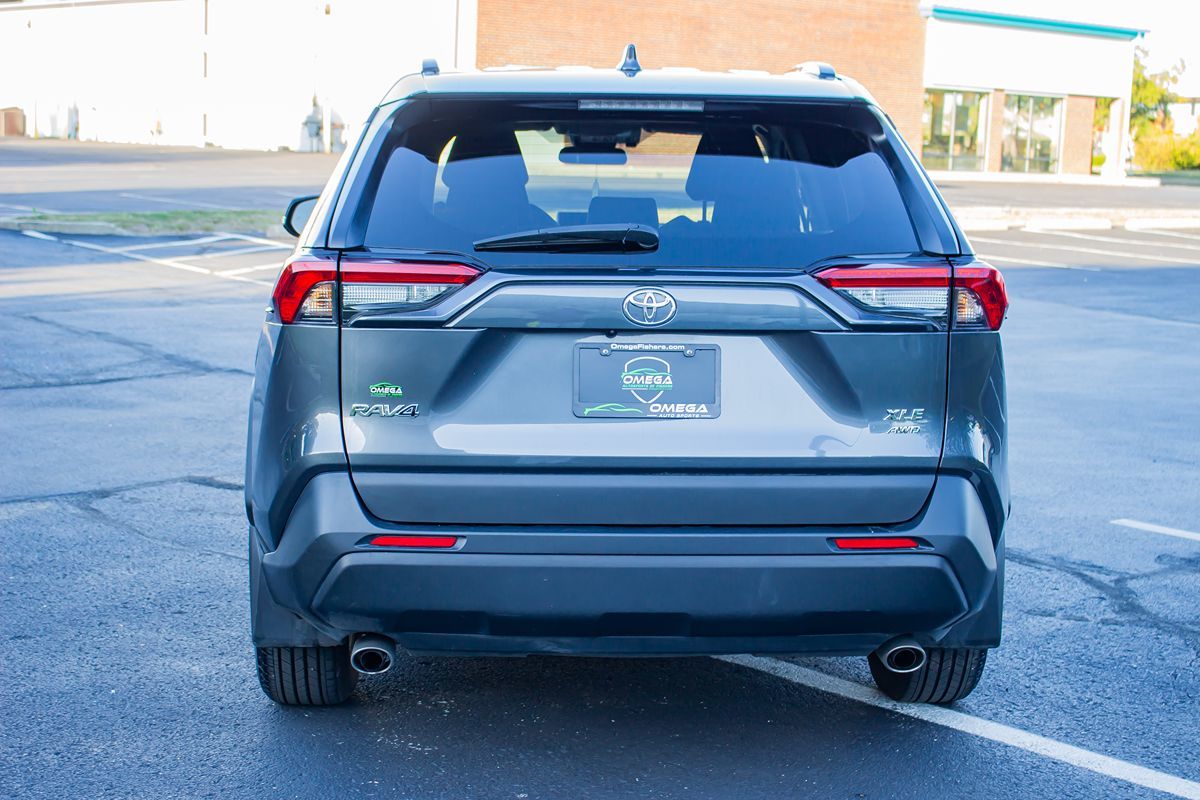 2023 Toyota RAV4 XLE photo 3