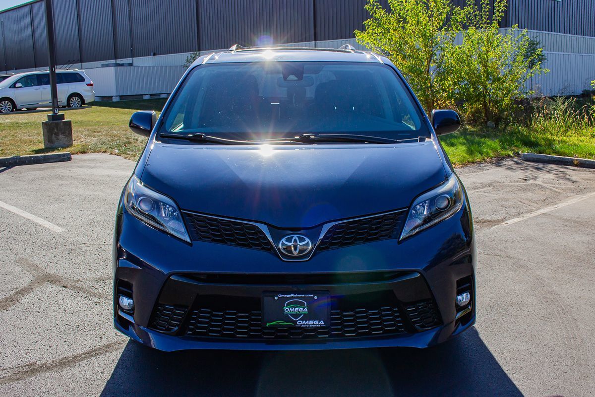 2018 Toyota Sienna SE Premium photo 2