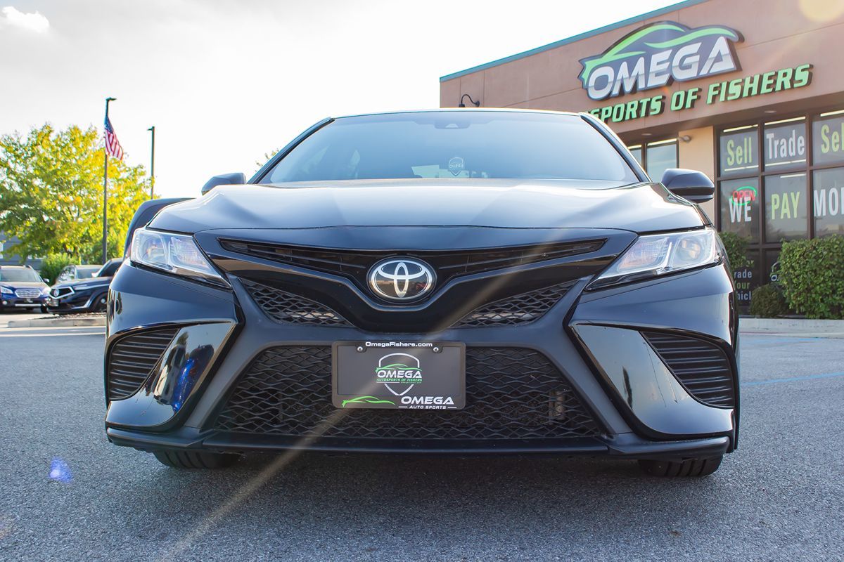 2020 Toyota Camry SE photo 2