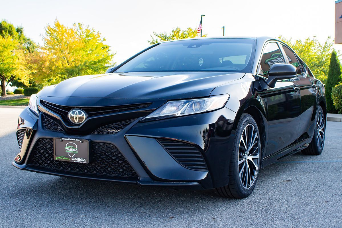 2020 Toyota Camry SE photo 3