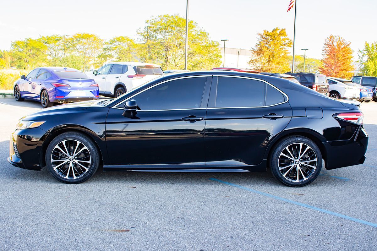 2020 Toyota Camry SE photo 5