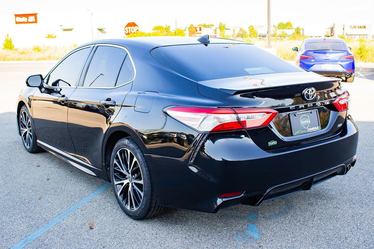 2020 Toyota Camry SE photo 7