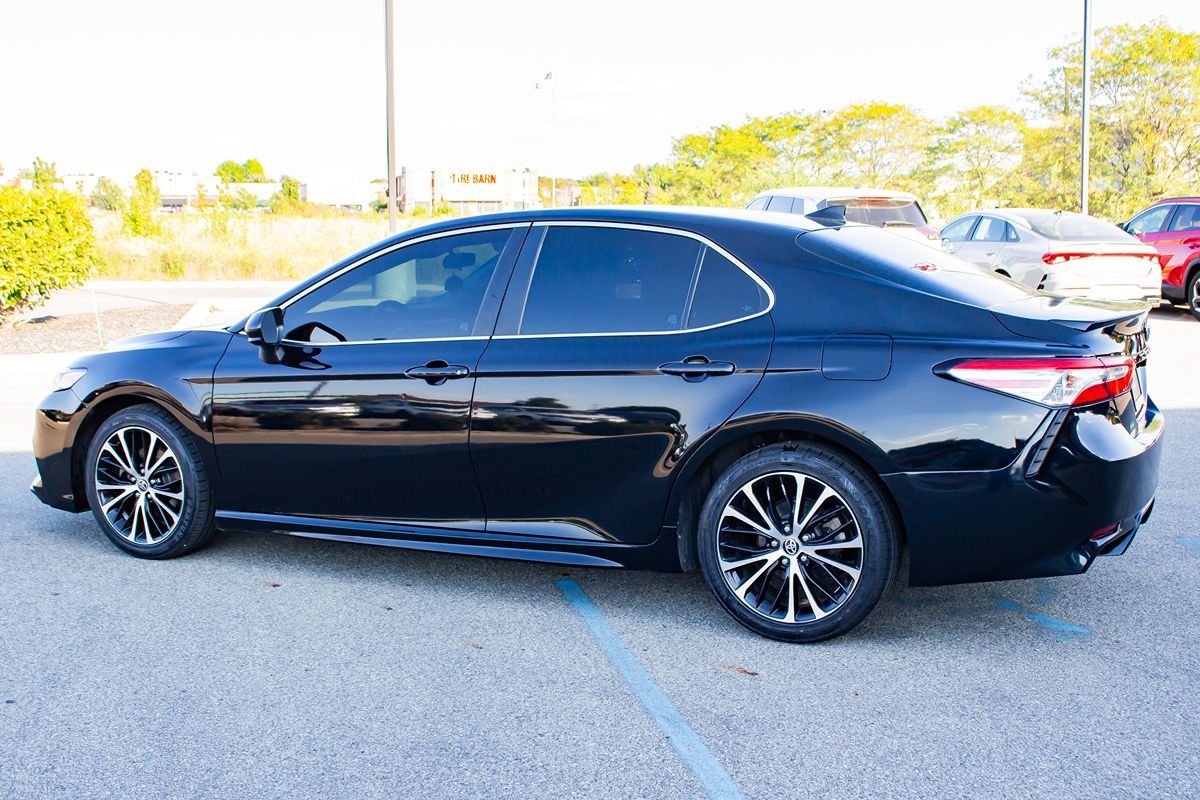 2020 Toyota Camry SE photo 6