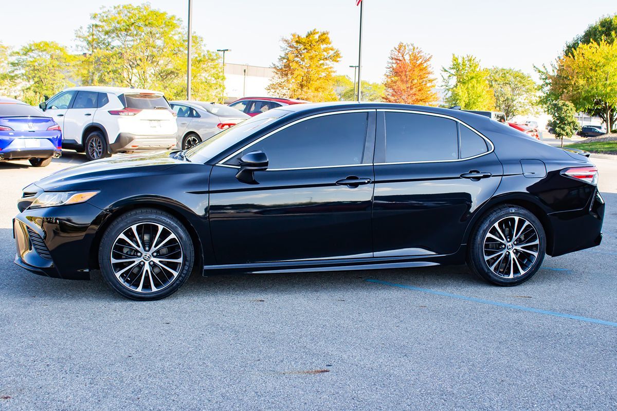 2020 Toyota Camry SE photo 4