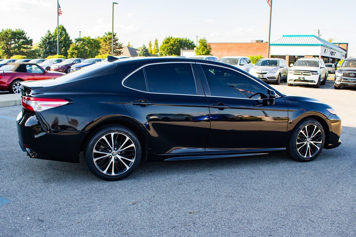 2020 Toyota Camry SE photo 10