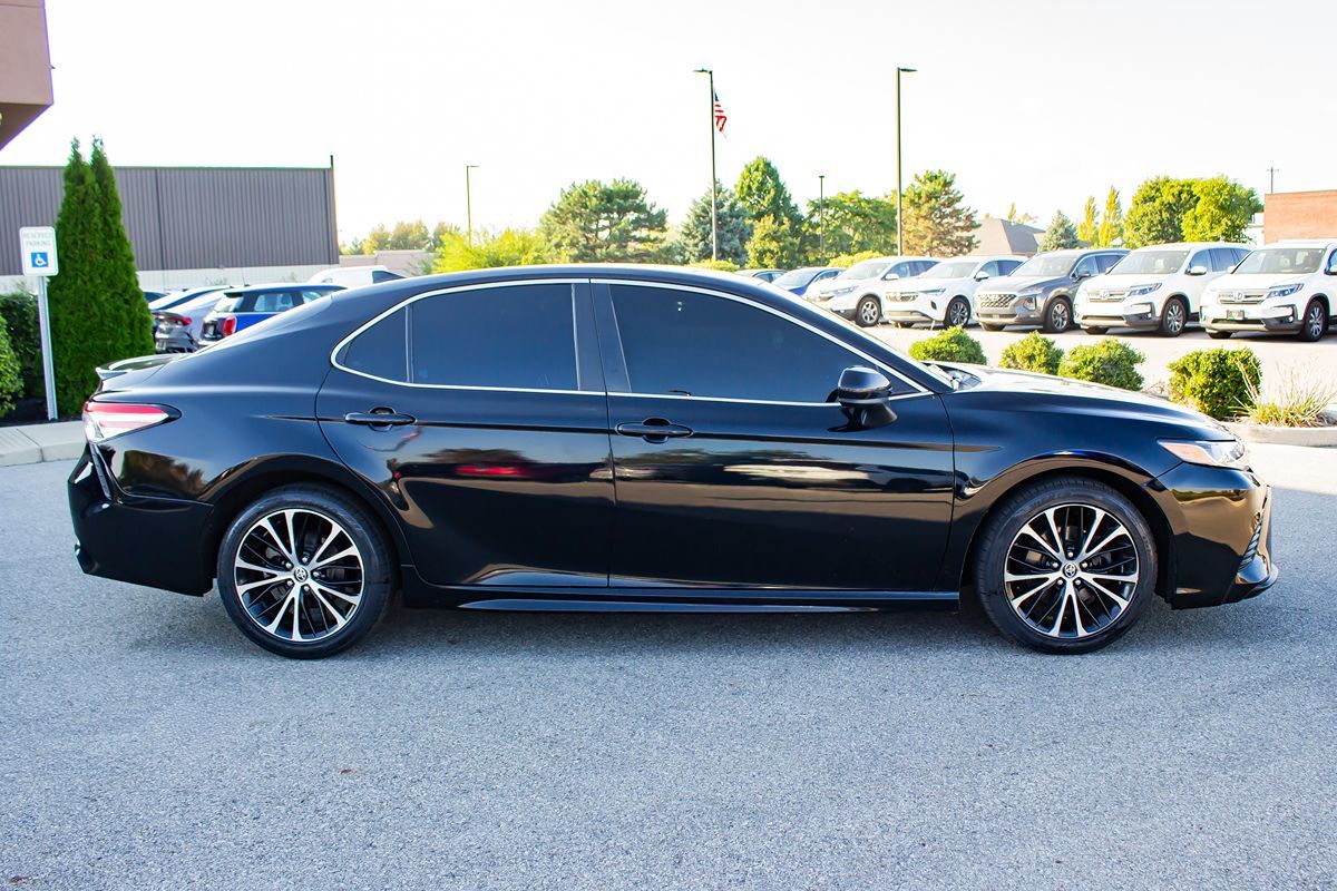 2020 Toyota Camry SE photo 11