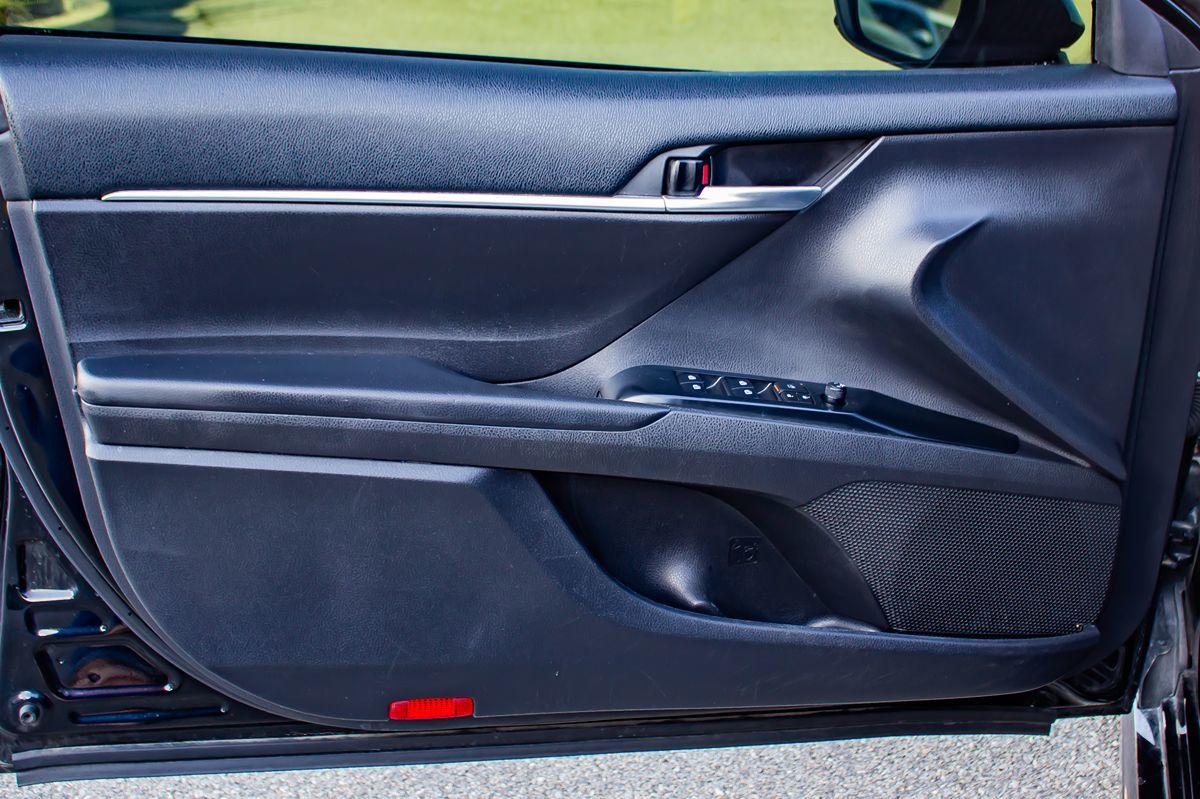 2020 Toyota Camry SE photo 14