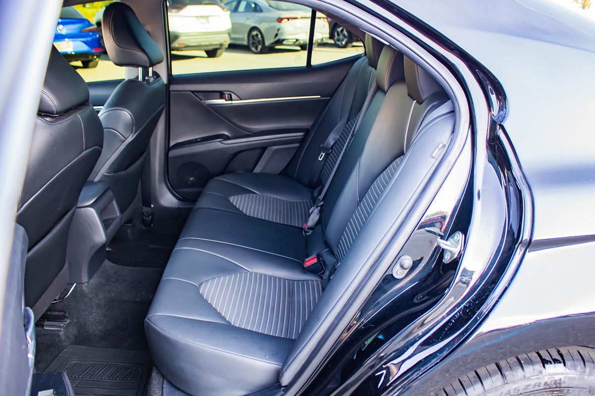 2020 Toyota Camry SE photo 16