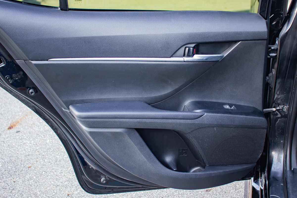 2020 Toyota Camry SE photo 17