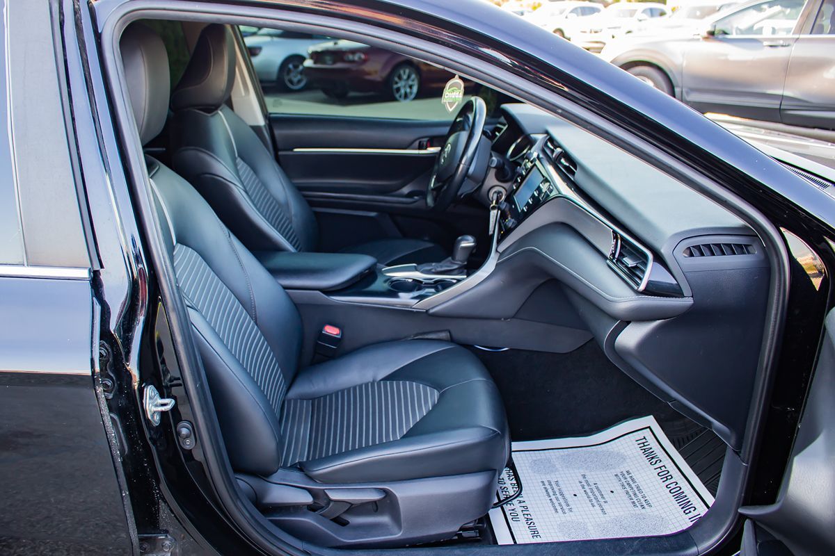 2020 Toyota Camry SE photo 19