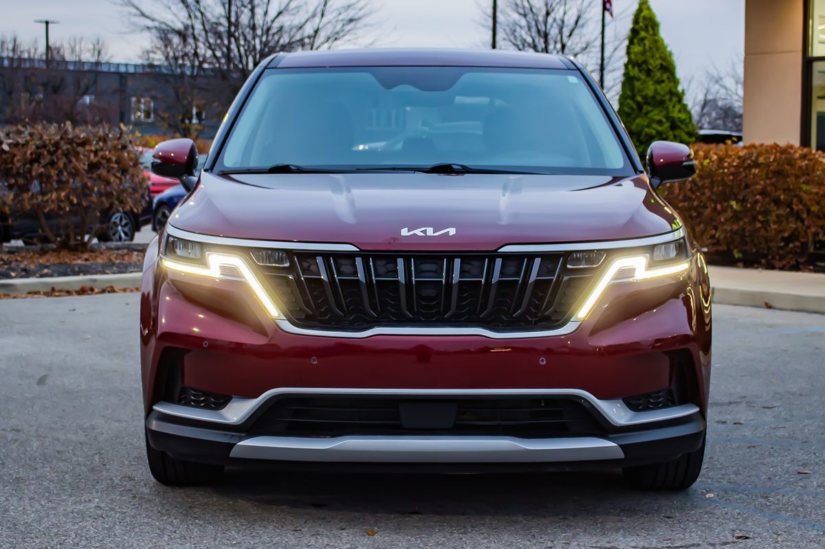 2023 Kia Carnival EX photo 2