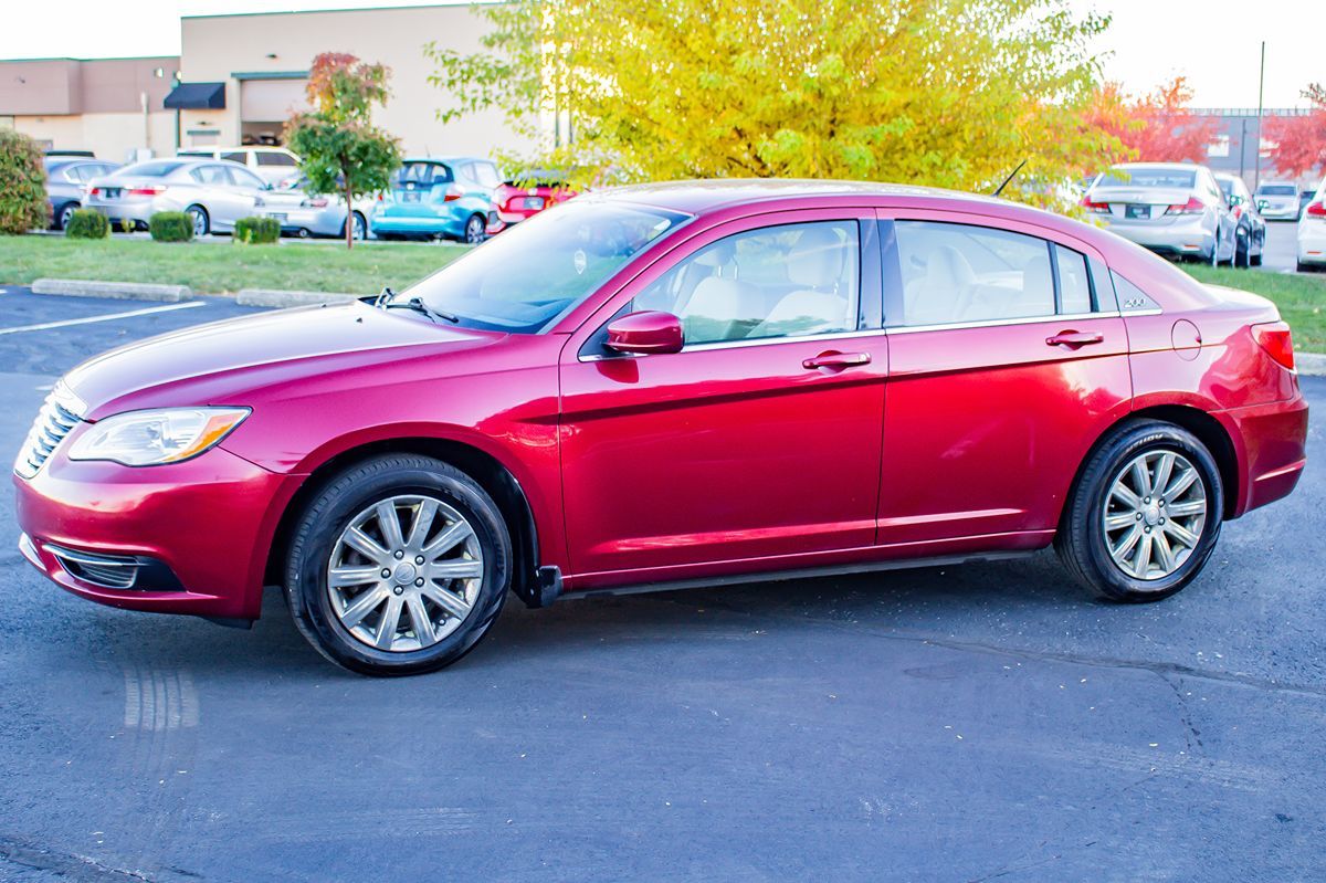 2013 Chrysler 200 Touring photo 2