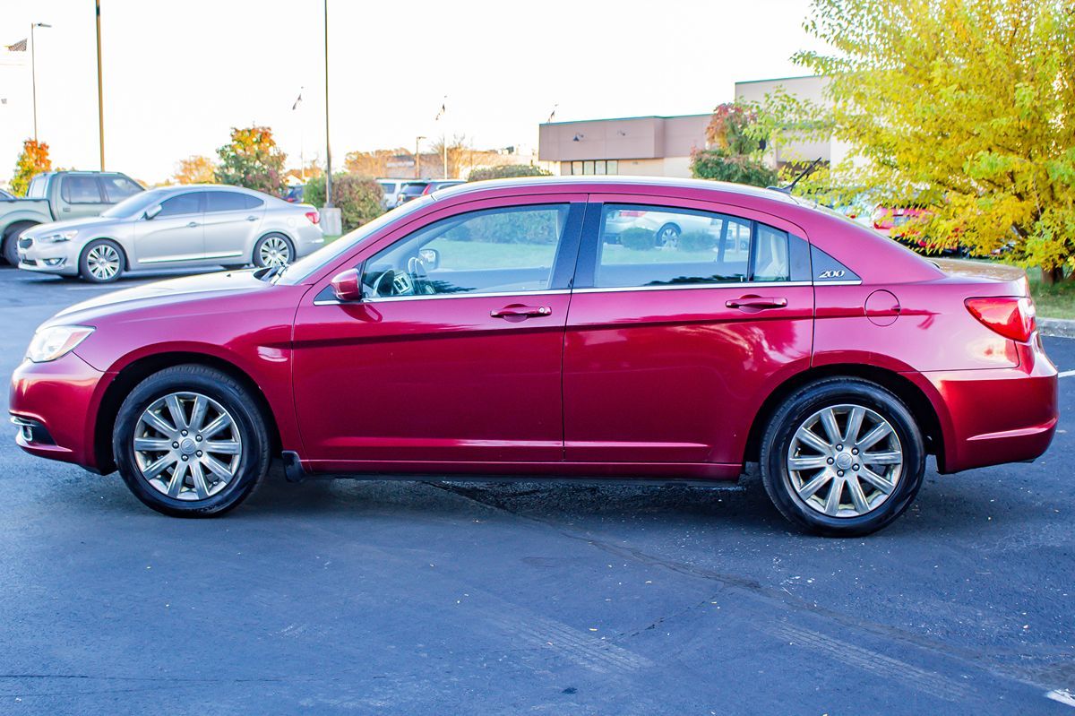 2013 Chrysler 200 Touring photo 3