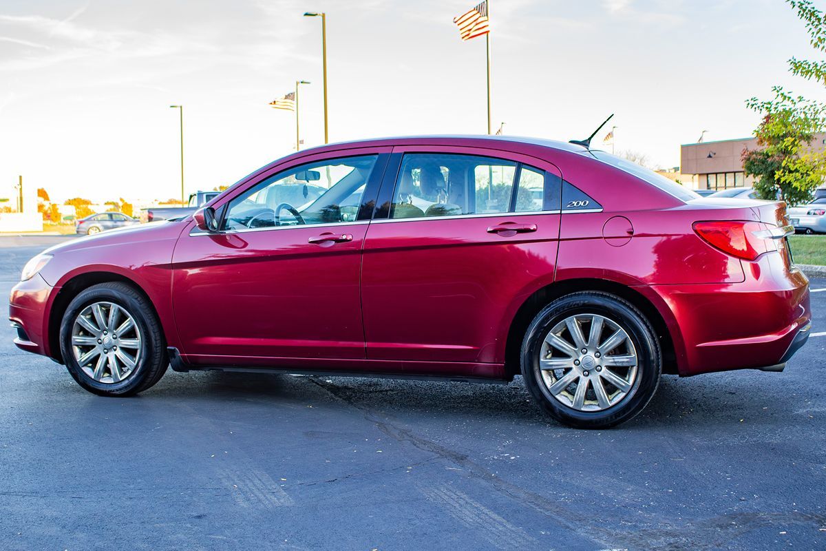 2013 Chrysler 200 Touring photo 4