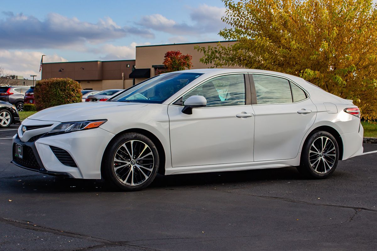 2019 Toyota Camry SE XLE photo 4