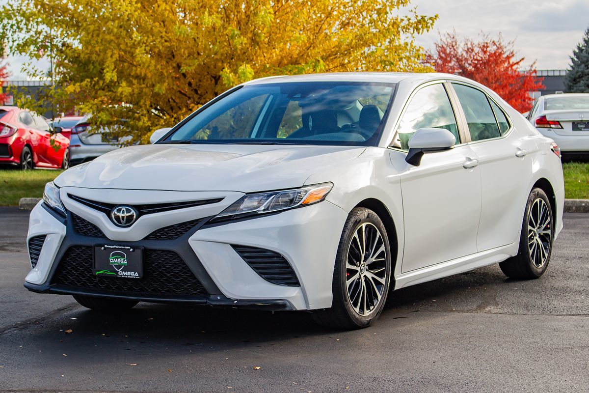 2019 Toyota Camry SE XLE photo 3