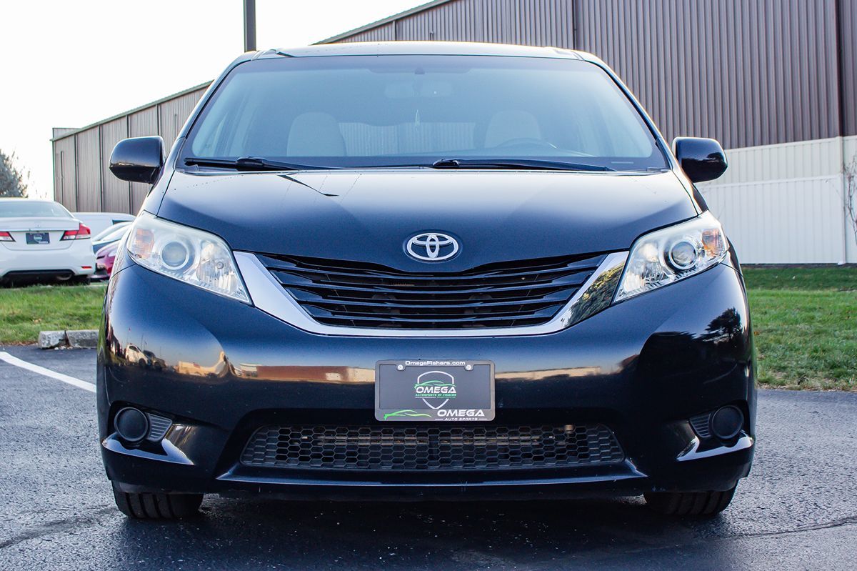 2017 Toyota Sienna LE photo 2