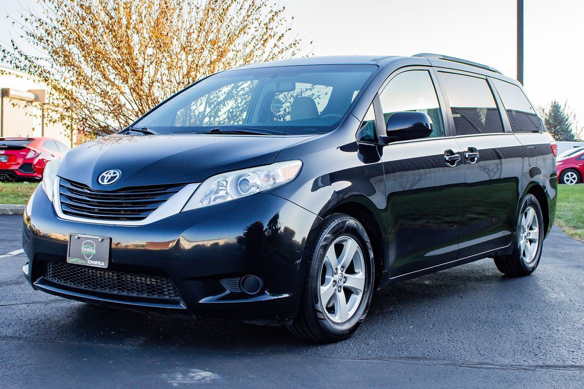 2017 Toyota Sienna LE photo 3