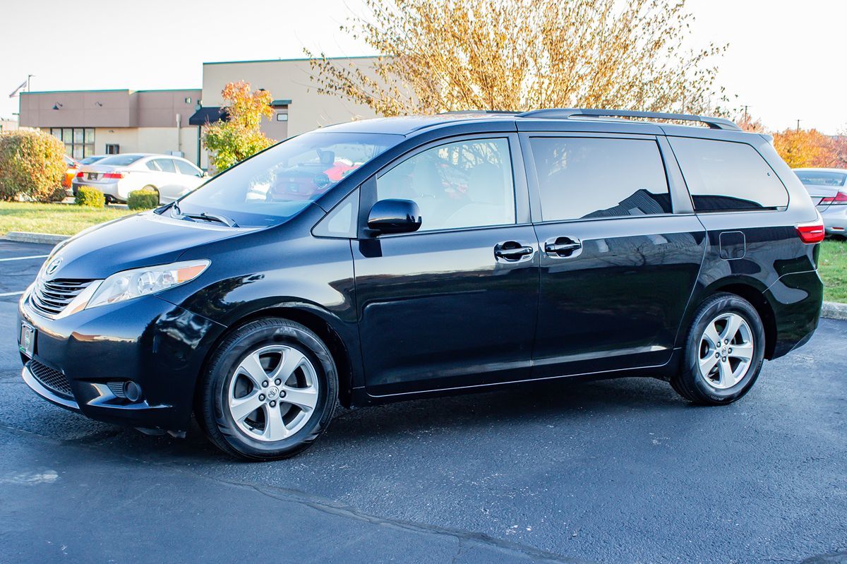 2017 Toyota Sienna LE photo 4