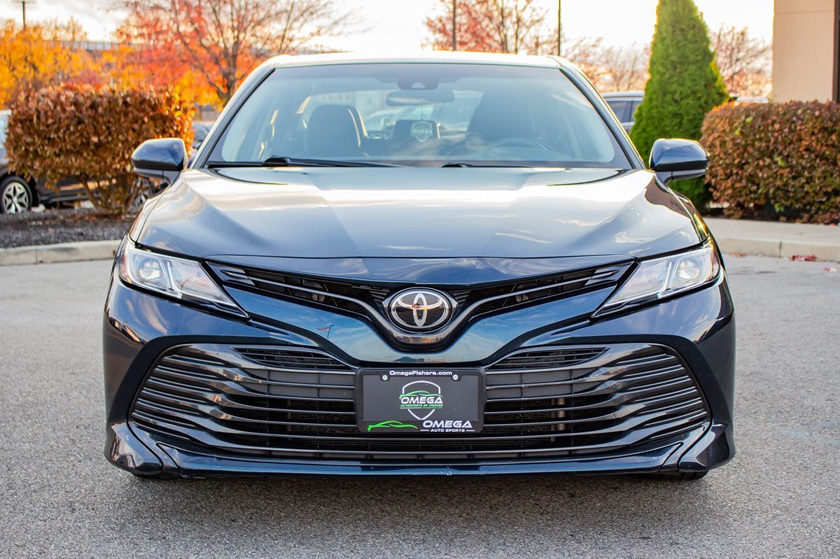 2018 Toyota Camry SE XLE photo 2