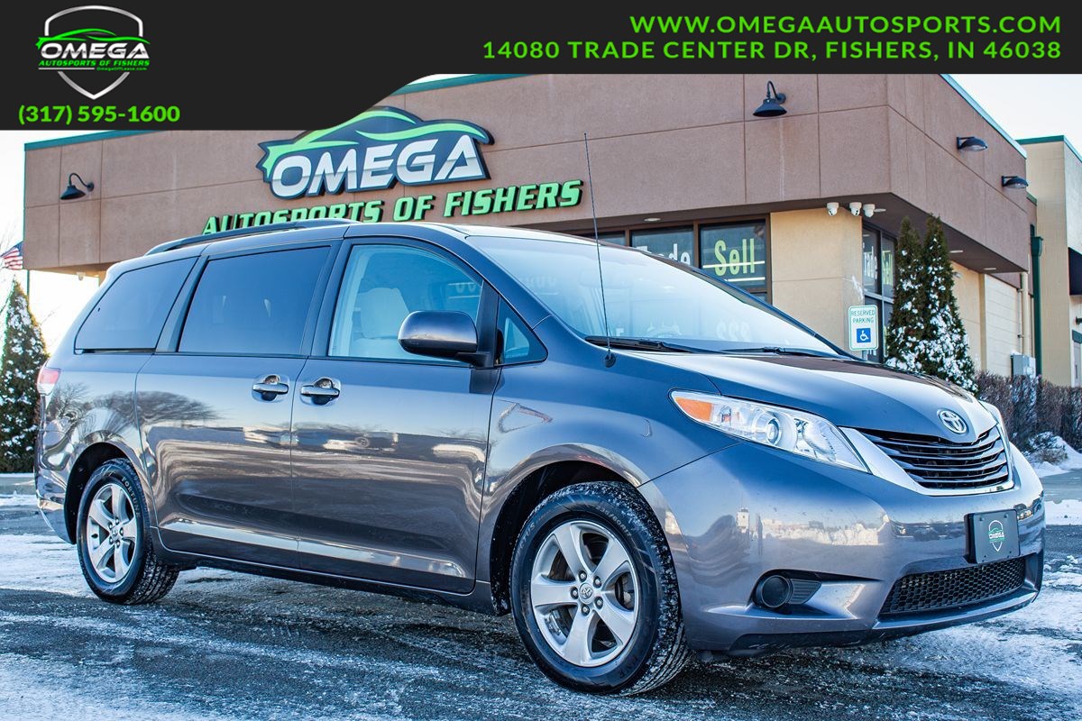 2013 Toyota Sienna LE V6 7-Passenger Access Seat's photo