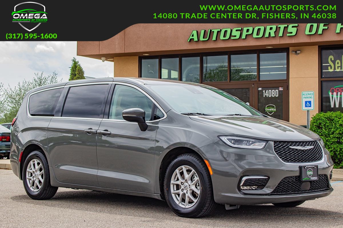 2023 Chrysler Pacifica Touring L's photo