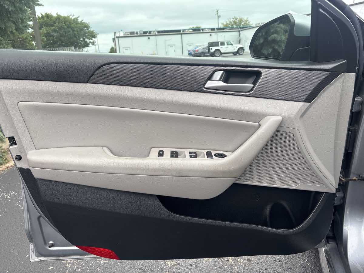 Photo 10 of this Hyundai Sonata