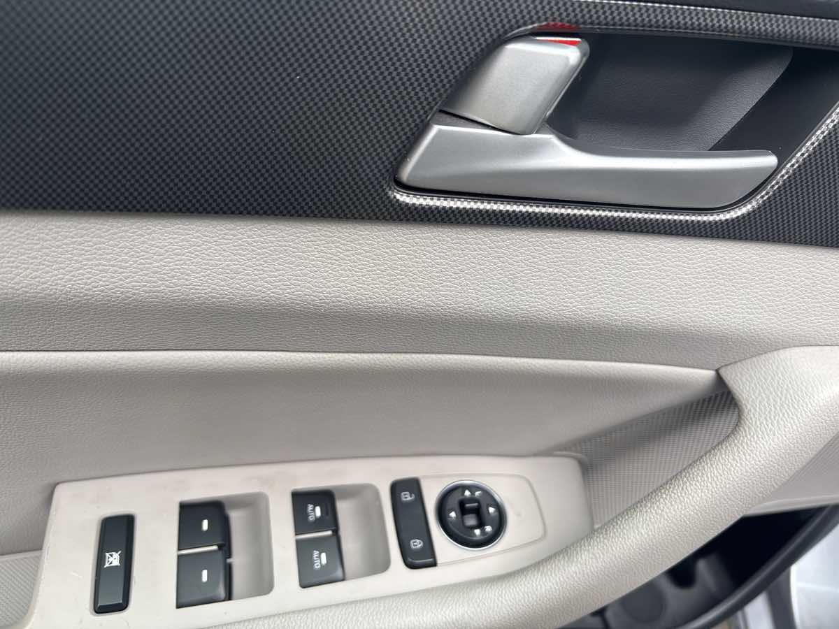 Photo 11 of this Hyundai Sonata