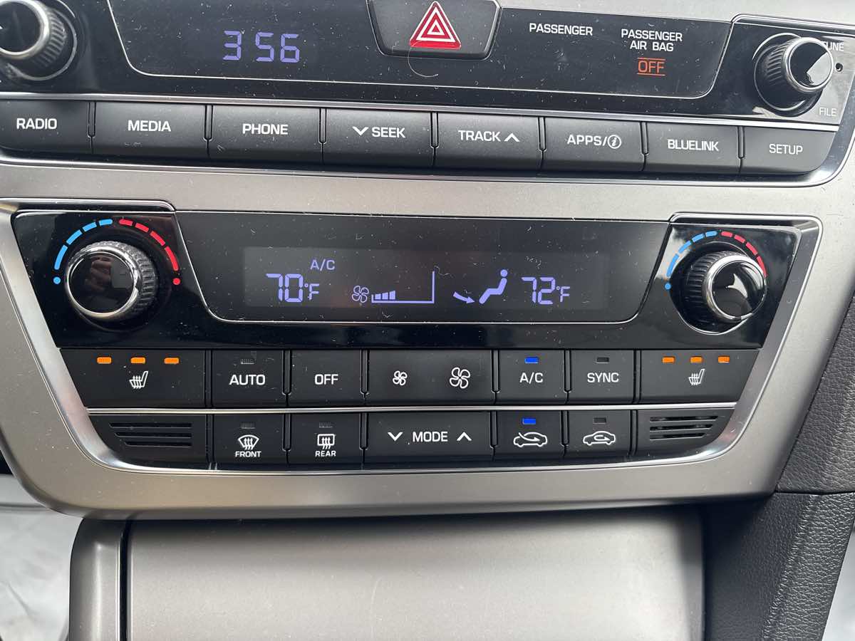 Photo 26 of this Hyundai Sonata