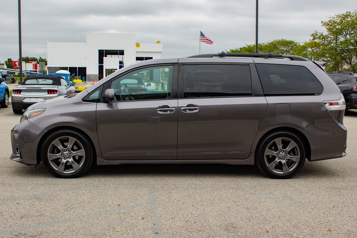 Photo 5 of this Toyota Sienna