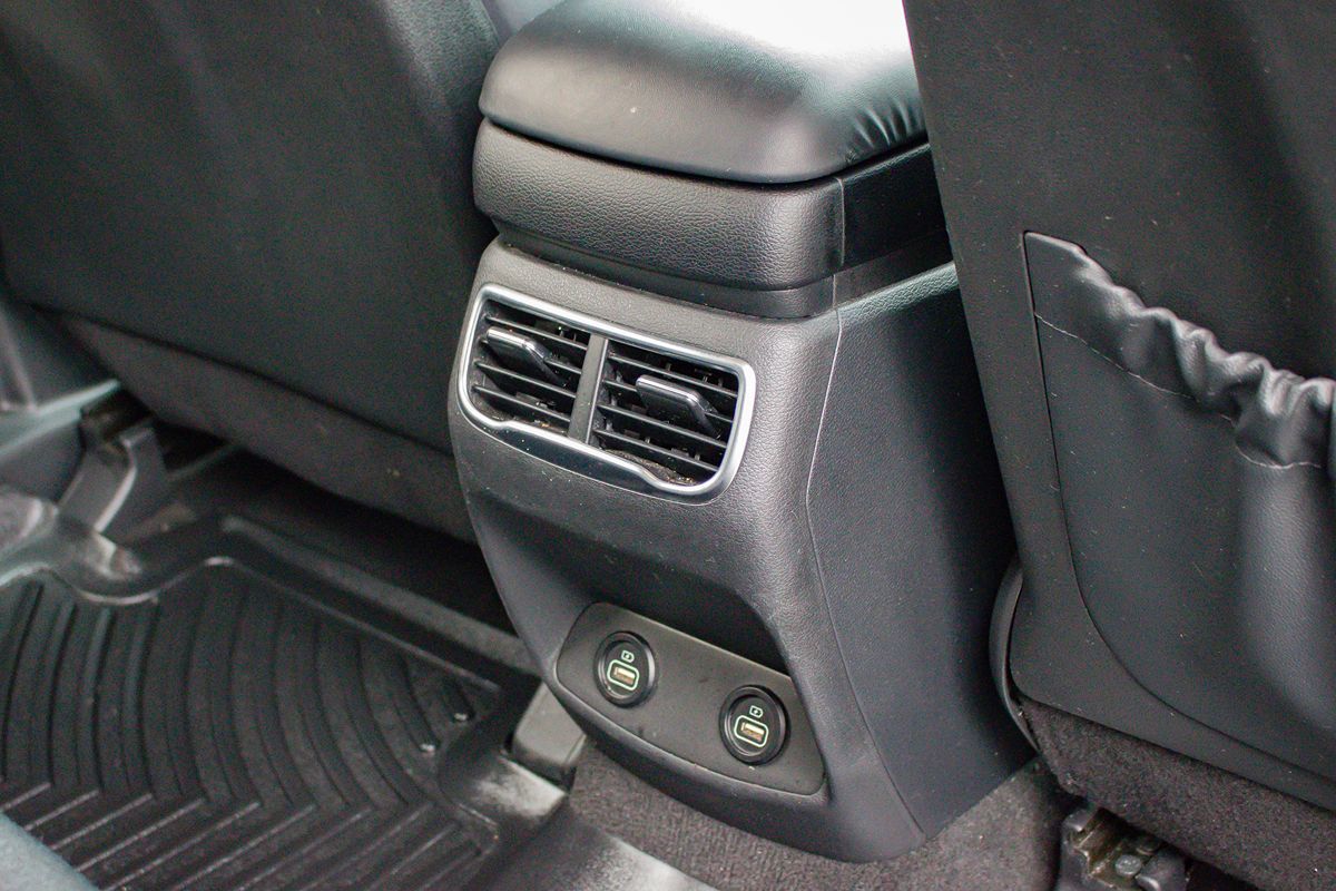 Photo 29 of this Hyundai Santa Fe