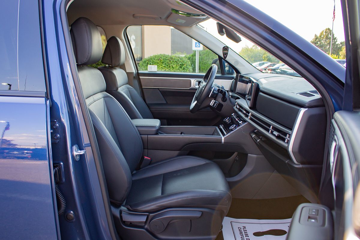Photo 19 of this Hyundai Santa Fe