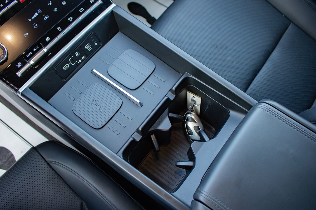 Photo 31 of this Hyundai Santa Fe
