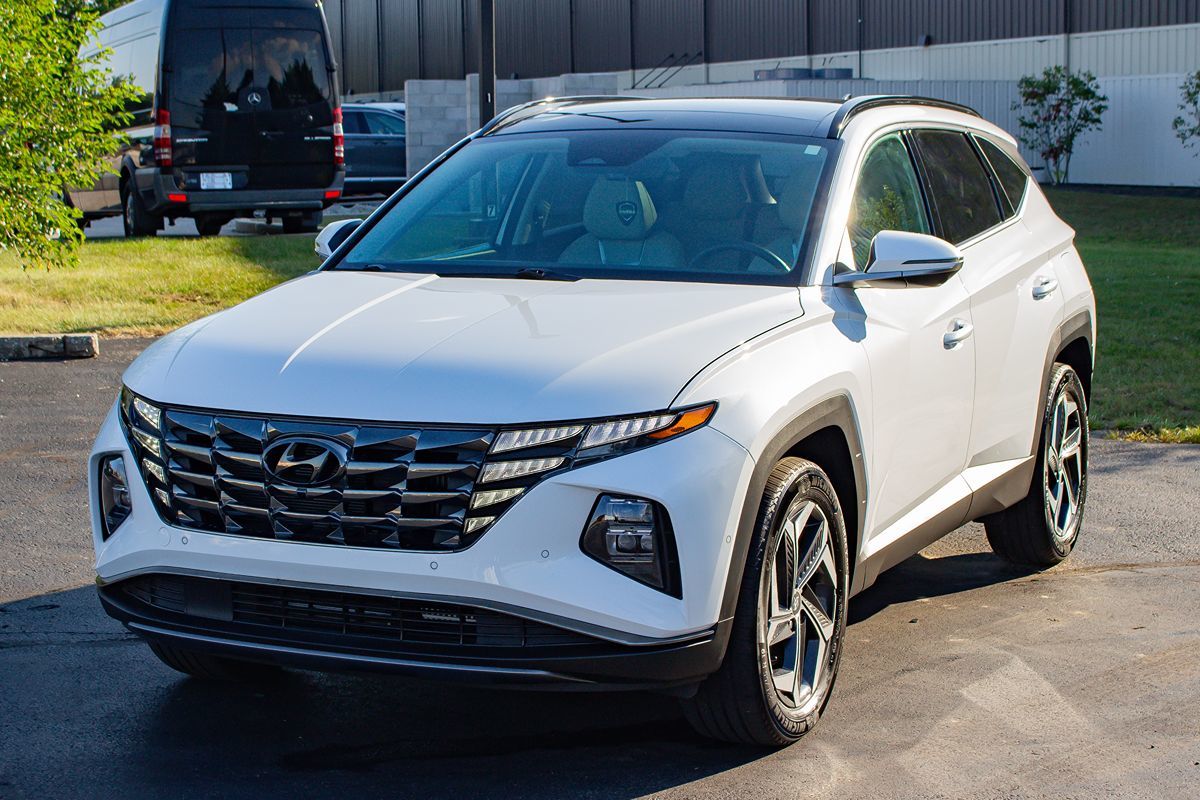 Photo 3 of this Hyundai Tucson Hybrid